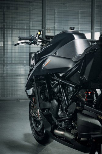 KTM 1390 Super Duke RR Track 2026 – Statische 3/4-Ansicht vor dunklem Hintergrund mit orange leuchtendem Rahmen