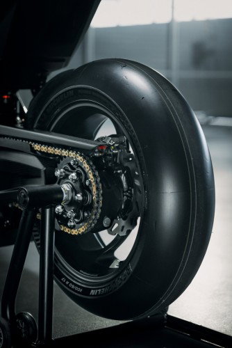 KTM 1390 Super Duke RR Track 2026 – Detailansicht des Akrapovic-Titan-Krümmers und Wärmeabschirmungen