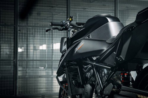 KTM 1390 Super Duke RR Track 2026 – Statische Frontansicht mit symmetrisch ausgeleuchtetem Carbon-Verkleidungsschild