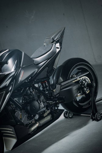 KTM 1390 Super Duke RR Track 2026 – Standaufnahme der linken Seite mit Michelin-Slick-Heckreifen im Fokus