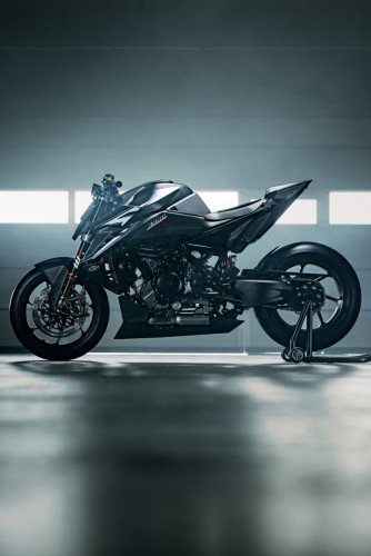 KTM 1390 Super Duke RR Track 2026 – Statische 3/4-Rückperspektive mit beleuchtetem Akrapovic-Endschalldämpfer
