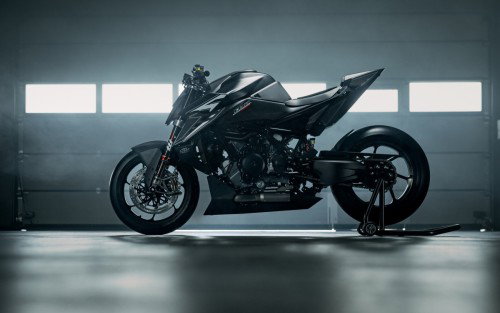 KTM 1390 Super Duke RR Track 2026 – Standaufnahme in schwarzer Box mit atmosphärischer Beleuchtung auf Carbon-Oberflächen
