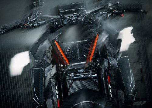 KTM 1390 Super Duke RR Track 2026 – Detailaufnahme der WP-Pro-Components-Gabelbrücke und Lenkkopfbereich