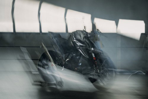 KTM 1390 Super Duke RR Track 2026 – Standaufnahme aus niedriger Perspektive mit prominenter Front