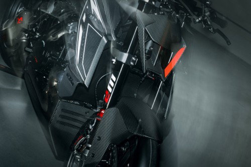 KTM 1390 Super Duke RR Track 2026 – Detailaufnahme des 8,8-Zoll-TFT-Cockpit-Displays mit individualisierten Rennstrecken-Anzeigen