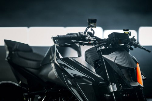 KTM 1390 Super Duke RR Track 2026 – Nahaufnahme des Zündschlüssels und Tank-Bereichs mit KTM-Logo