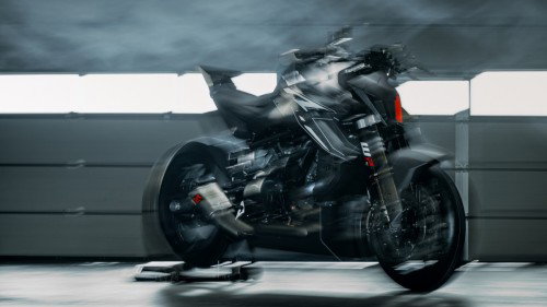 KTM 1390 Super Duke RR Track 2026 – Standaufnahme mit Blick auf Gesamtfahrzeug vor schwarz-oranger Kulisse