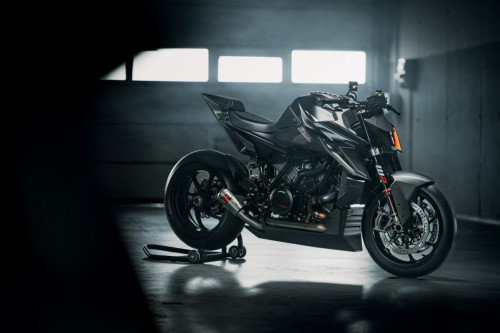 KTM 1390 Super Duke RR Track 2026 – Statische Frontperspektive mit sichtbarem WP-Lenkungsdämpfer und Carbon-Windshield