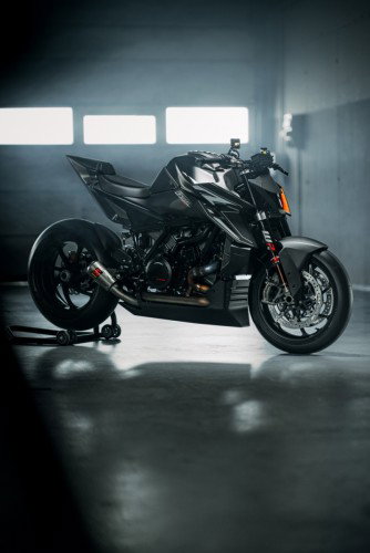 KTM 1390 Super Duke RR Track 2026 – Standaufnahme der Heckpartie mit schlichtem End-ohne-Heck-Design