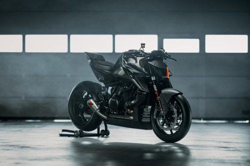 KTM 1390 Super Duke RR Track 2026 – Statische 3/4-Ansicht aus tiefer Perspektive mit Low-Key-Lighting