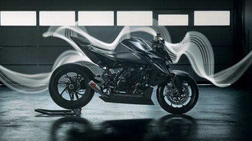 KTM 1390 Super Duke RR Track 2026 – Standaufnahme der rechten Seite vor industriellem Hintergrund