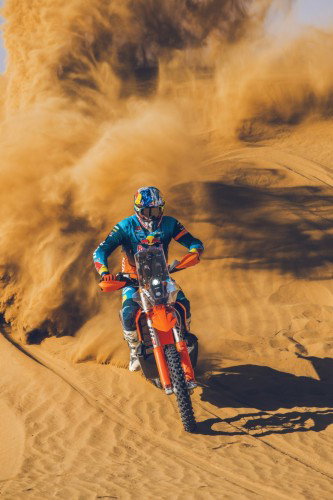 KTM 450 Rally Replica 2027 – Edgar Canet in Frontalansicht auf Sandpiste in der Wueste
