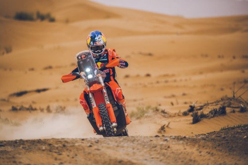 KTM 450 Rally Replica 2027 – Luciano Benavides bei Wuestenfahrt in Red Bull KTM Factory Racing Ausruestung