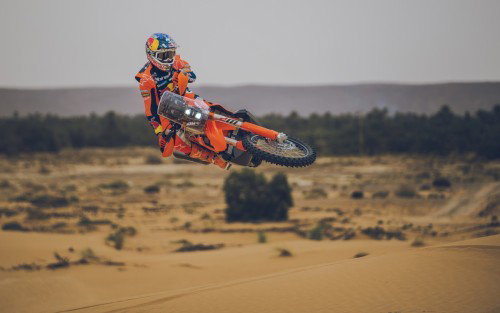 KTM 450 Rally Replica 2027 – Luciano Benavides bei Wuestenfahrt in Red Bull KTM Factory Racing Ausruestung