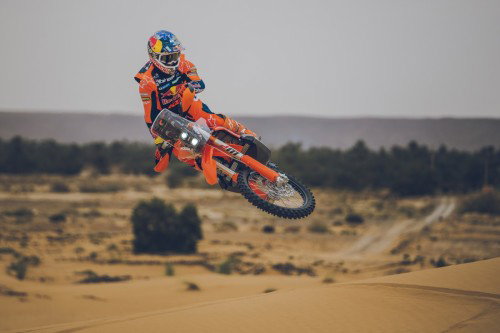 KTM 450 Rally Replica 2027 – Luciano Benavides bei Wuestenfahrt in Red Bull KTM Factory Racing Ausruestung