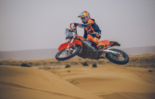 KTM 450 Rally Replica 2027 – Luciano Benavides bei Wuestenfahrt in Red Bull KTM Factory Racing Ausruestung