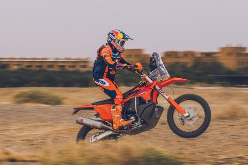 KTM 450 Rally Replica 2027 – Luciano Benavides bei Wuestenfahrt in Red Bull KTM Factory Racing Ausruestung