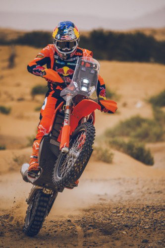 KTM 450 Rally Replica 2027 – Luciano Benavides bei Wuestenfahrt in Red Bull KTM Factory Racing Ausruestung