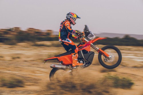 KTM 450 Rally Replica 2027 – Luciano Benavides bei Wuestenfahrt in Red Bull KTM Factory Racing Ausruestung
