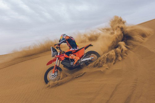 KTM 450 Rally Replica 2027 – Luciano Benavides bei Wuestenfahrt in Red Bull KTM Factory Racing Ausruestung