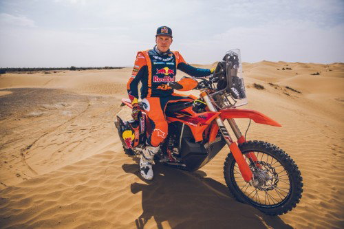 KTM 450 Rally Replica 2027 – Studioaufnahme mit Daniel Sanders in Wuestenlandschaft