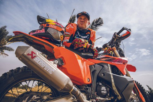 KTM 450 Rally Replica 2027 – Studioaufnahme mit Daniel Sanders in Wuestenlandschaft