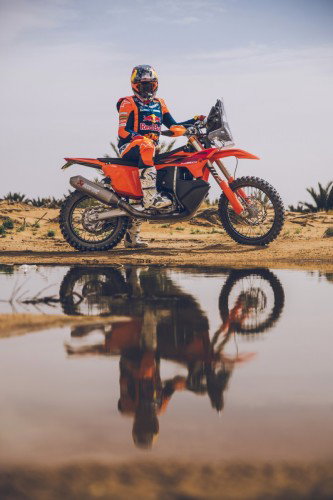KTM 450 Rally Replica 2027 – Studioaufnahme mit Daniel Sanders in Wuestenlandschaft