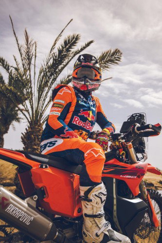 KTM 450 Rally Replica 2027 – Studioaufnahme mit Daniel Sanders in Wuestenlandschaft