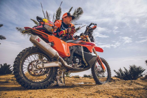 KTM 450 Rally Replica 2027 – Studioaufnahme mit Daniel Sanders in Wuestenlandschaft