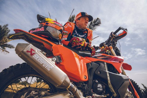 KTM 450 Rally Replica 2027 – Studioaufnahme mit Daniel Sanders in Wuestenlandschaft