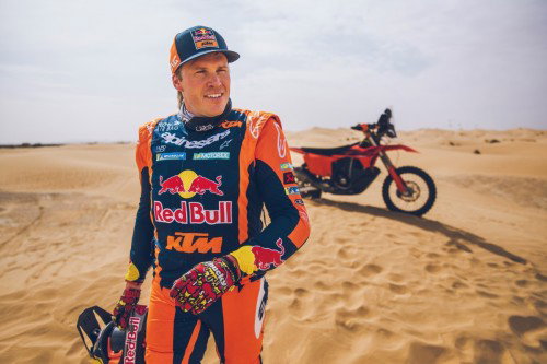 KTM 450 Rally Replica 2027 – Studioaufnahme mit Daniel Sanders in Wuestenlandschaft