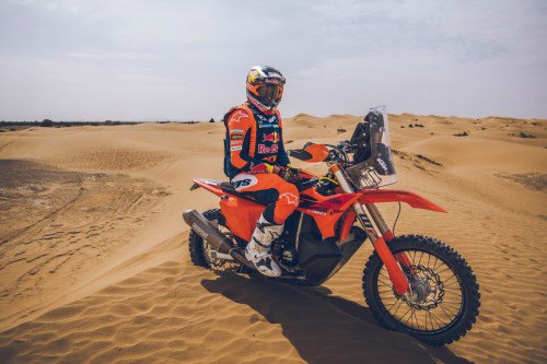 KTM 450 Rally Replica 2027 – Studioaufnahme mit Daniel Sanders in Wuestenlandschaft