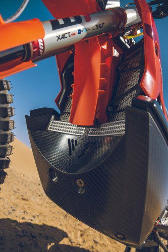 KTM 450 Rally Replica 2027 – Carbon-Motorschutzplatte und WP XACT Pro Gabel Nahaufnahme von unten