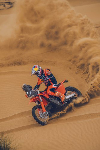 KTM 450 Rally Replica 2027 – Luciano Benavides bei Wuestenfahrt in Red Bull KTM Factory Racing Ausruestung