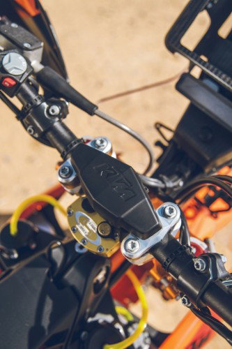 KTM 450 Rally Replica 2027 – KTM Bremsflüssigkeitsbehaelter und Scotts Lenkungsdaempfer am Lenker von oben