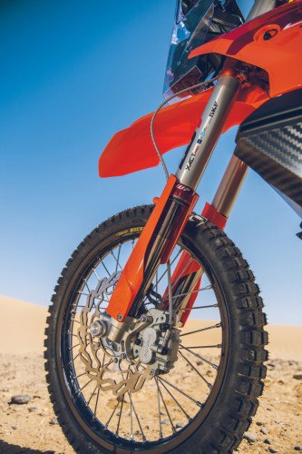 KTM 450 Rally Replica 2027 – WP XACT Pro Upside-Down-Gabel mit Brembo-Bremsscheibe und Excel-Felge vorne
