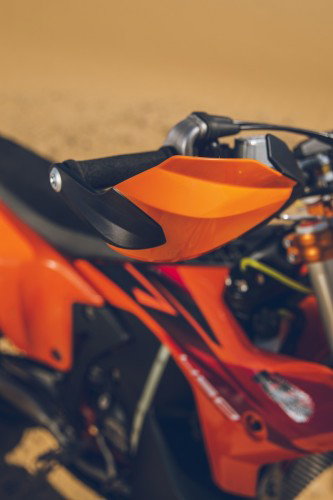 KTM 450 Rally Replica 2027 – Handschuetzer in KTM-Orange mit Schaumstoffgriff Nahaufnahme