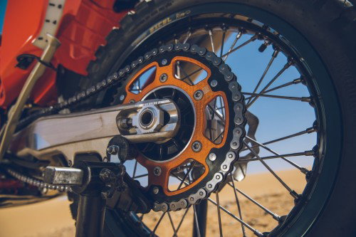 KTM 450 Rally Replica 2027 – Hinterrad mit orangem Kettenrad, Kette und Excel-Speichenfelge