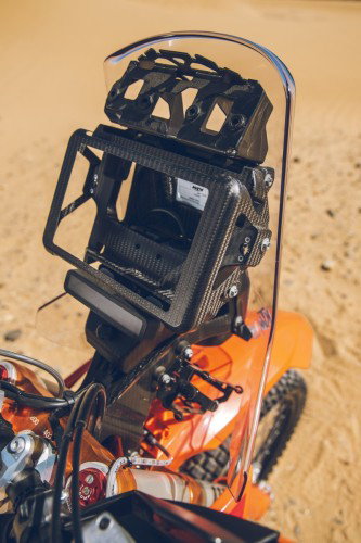 KTM 450 Rally Replica 2027 – Carbon-Navigationsturm mit Roadbook-Halterung und Windschild von hinten