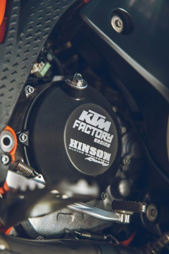 KTM 450 Rally Replica 2027 – Hinson-Kupplungsdeckel mit KTM Factory Racing Logo am Motor