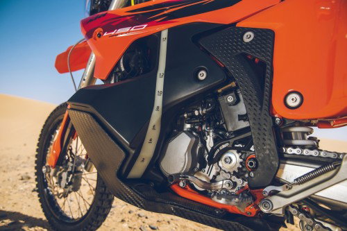KTM 450 Rally Replica 2027 – Motorbereich mit Tankskala, Carbon-Motorschutz und Einzylinder-Motor seitlich
