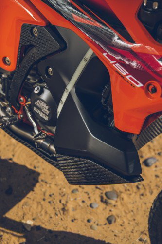 KTM 450 Rally Replica 2027 – Tankverkleidung mit 450-Schriftzug und Carbon-Motorschutzplatte von der Seite