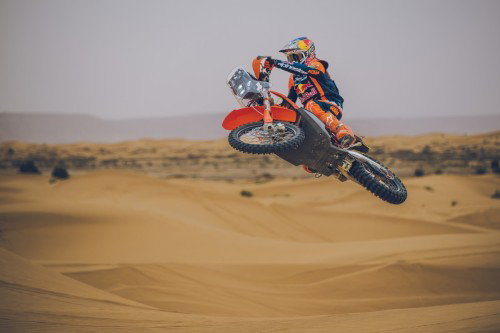 KTM 450 Rally Replica 2027 – Luciano Benavides bei Wuestenfahrt in Red Bull KTM Factory Racing Ausruestung