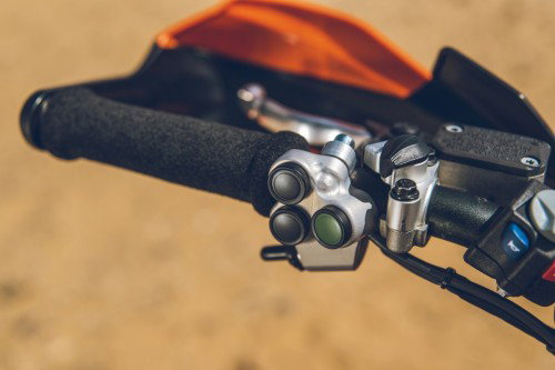 KTM 450 Rally Replica 2027 – Linke Lenkerarmatur mit Rally-Navigationstasten und Handschuetzer