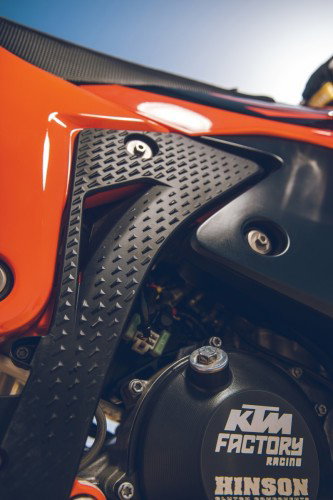 KTM 450 Rally Replica 2027 – Rahmenverkleidung mit Riffelblech-Knieschutz und Hinson-Kupplungsdeckel
