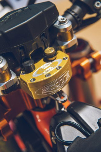 KTM 450 Rally Replica 2027 – Scotts Lenkungsdaempfer in Gold mit KTM Bremsflüssigkeitsbehaelter von oben