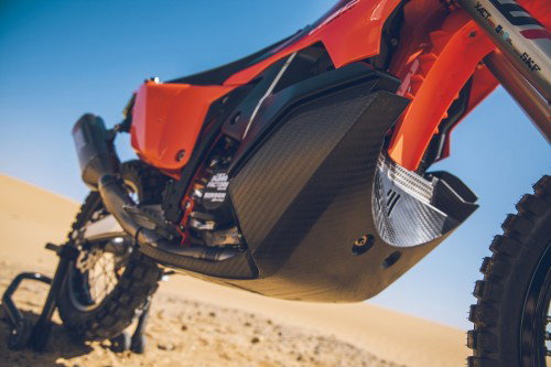 KTM 450 Rally Replica 2027 – Carbon-Motorschutzplatte von unten mit WP XACT Pro Gabel und Rahmen
