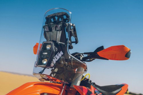KTM 450 Rally Replica 2027 – Rally-Navigationsturm mit LED-Scheinwerfer, Windschild und Handschuetzer frontal