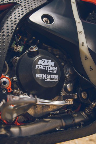KTM 450 Rally Replica 2027 – Hinson-Kupplungsdeckel mit Tankskala und Riffelblech-Knieschutz