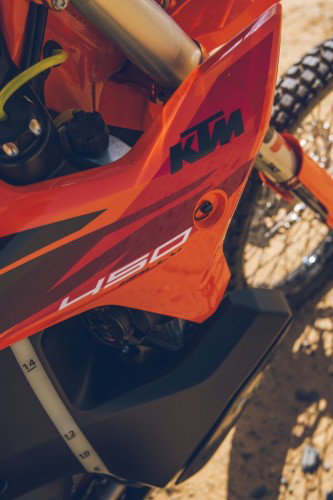 KTM 450 Rally Replica 2027 – Tankverkleidung in KTM-Orange mit 450-Schriftzug und schwarzem Dekor